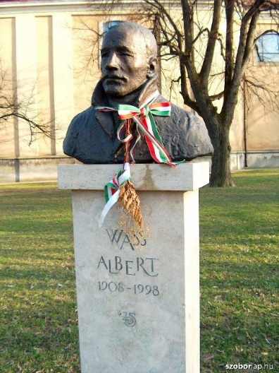 Wass Albert mellszobra